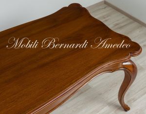 Tavolo realizzato in noce stile barocco con gambe curve e piano sagomato